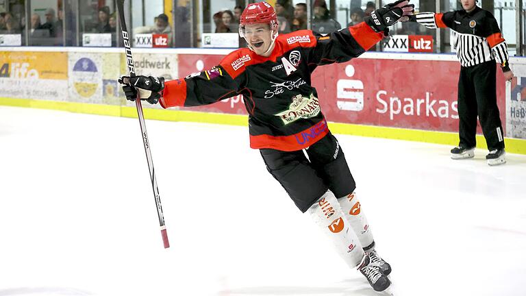 Hauptschiedsrichter Maximilian Reitz zeigt es an: Tor für Haßfurt. Verteidiger Tomas Pribyl freut sich sehr über seinen zweiten Treffer zum zwischenzeitlichen 3:0. Insgesamt erzielte der 24-Jährige beim 7:2-Erfolg gegen Selb vier Scorerpunkte und war damit effektivster Hawks-Spieler. Hauptschiedsrichter Maximilian Reitz zeigt es an: Tor für Haßfurt. Verteidiger Tomas Pribyl freut sich sehr über seinen zweiten Treffer zum zwischenzeitlichen 3:0. Insgesamt erzielte der 24-Jährige beim 7:2-Erfolg gegen Selb vier Scorerpunkte und war damit effektivster Hawks-Spieler. 