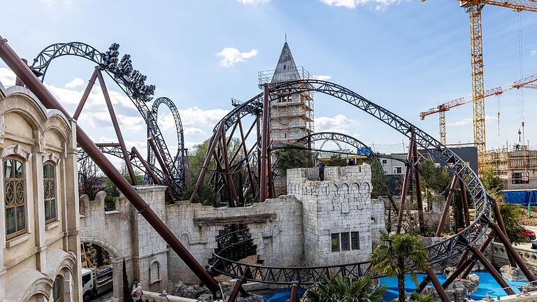 Pressekonferenz vor dem Saisonstart des Europa-Park.jpeg       -  Die neue Achterbahn 'Voltron Nevera' im Europapark Rust öffnet am Freitag.