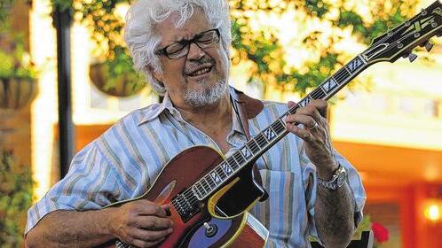 Reichenberg wird wieder zum Treffpunkt der Gitarren-Weltstars - (Rö) Bereits zum siebten Mal wird Reichenberg am Samstag, 14. März, zum Wallfahrtsort für Freunde des außergewöhnlichen Gitarrenspiels. Und auch in diesem Jahr ist es dem Reichenberger Kulturverein Guitar Masters wieder gelungen, ein Programm der Superlative zusammenzustellen. Was wäre das Guitar-Masters-Konzert ohne Larry Coryell? Der amerikanische Jazzgitarrist (Foto) zählt seit Jahrzehnten zu den Meistern seines Fachs und war fast immer beim Guitar Masters mit dabei. Diesmal kommt er mit seinem Power Trio, zu dem der Drummer Paul Wertico und Bassist Dave King gehören. Der Brite Martin Taylor ist sowohl als Jazzgitarrist als auch als Fingerstyle-Virtuose gefragt. Er wurde mit zahlreichen Preisen ausgezeichnet und seinem filigranen Spiel zuzuhören, ist ein echter Hochgenuss. Roberto de Paula aus Brasilien beherrscht nicht nur Samba und Bossa, sondern auch groovigen Jazz Rock. Er wird von den italienischen Percussionisten Stefano Rossini und Ippolito Pingitore begleitet. Last not least steht auch noch der niederländische Gitarrist und Komponist Harry Sacksioni auf dem Programm, der ebenfalls schon seit Jahrzehnten ein viel gefragter Name in der Gitarrenszene ist. Die Konzertbesucher erwartet wieder eine mehrstündige Gitarren-Offensive, bei der die Musiker auch in unterschiedlichen Konstellationen zu spontanen Sessions zusammenkommen. Das Konzert findet in der Wolffskeel-Halle statt und beginnt um 19 Uhr. Karten gibt es im Vorverkauf bei der Musik Butik in der Würzburger Neubaustraße sowie bei Karibuni in Reichenberg. Weitere Infos unter www.guitarmasters.de Reichenberg wird wieder zum Treffpunkt der Gitarren-Weltstars - (Rö) Bereits zum siebten Mal wird Reichenberg am Samstag, 14. März, zum Wallfahrtsort für Freunde des außergewöhnlichen Gitarrenspiels. Und auch in diesem Jahr ist es dem Reichenberger Kulturverein Guitar Masters wieder gelungen, ein Programm der Superlative zusammenzustellen. Was wäre das Guitar-Masters-Konzert ohne Larry Coryell? Der amerikanische Jazzgitarrist (Foto) zählt seit Jahrzehnten zu den Meistern seines Fachs und war fast immer beim Guitar Masters mit dabei. Diesmal kommt er mit seinem Power Trio, zu dem der Drummer Paul Wertico und Bassist Dave King gehören. Der Brite Martin Taylor ist sowohl als Jazzgitarrist als auch als Fingerstyle-Virtuose gefragt. Er wurde mit zahlreichen Preisen ausgezeichnet und seinem filigranen Spiel zuzuhören, ist ein echter Hochgenuss. Roberto de Paula aus Brasilien beherrscht nicht nur Samba und Bossa, sondern auch groovigen Jazz Rock. Er wird von den italienischen Percussionisten Stefano Rossini und Ippolito Pingitore begleitet. Last not least steht auch noch der niederländische Gitarrist und Komponist Harry Sacksioni auf dem Programm, der ebenfalls schon seit Jahrzehnten ein viel gefragter Name in der Gitarrenszene ist. Die Konzertbesucher erwartet wieder eine mehrstündige Gitarren-Offensive, bei der die Musiker auch in unterschiedlichen Konstellationen zu spontanen Sessions zusammenkommen. Das Konzert findet in der Wolffskeel-Halle statt und beginnt um 19 Uhr. Karten gibt es im Vorverkauf bei der Musik Butik in der Würzburger Neubaustraße sowie bei Karibuni in Reichenberg. Weitere Infos unter www.guitarmasters.de