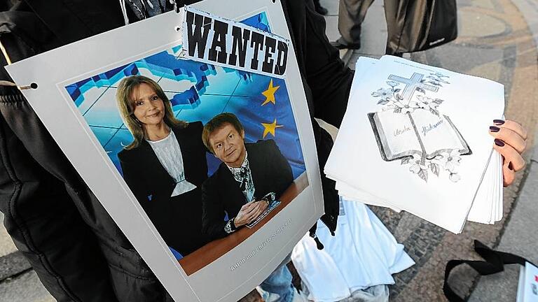 Demonstration zu Schließung von Schlecker-Filialen       -  &bdquo;Wanted&ldquo; &ndash; &bdquo;gesucht&ldquo; &ndash; steht auf einem Schild mit Unternehmensgründer Anton Schlecker und seiner Frau Christa. Das Foto entstand im Jahr 2012 in Berlin bei einer Demonstration gegen die Schließung von Filialen der Drogeriemarktkette. Ab kommender Woche stehen Schlecker und seine Frau vor Gericht.