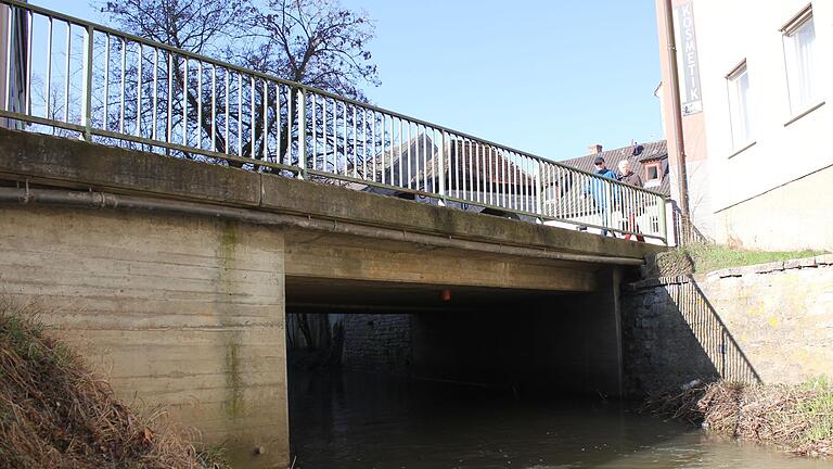 Die Brücke in der Josef-Wächter-Straße über die Volkach muss saniert werden. Das wird voraussichtlich über eine Viertelmillion Euro kosten.