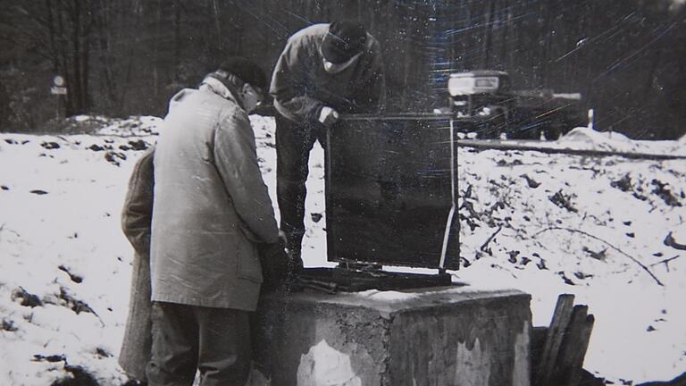 Das Foto aus dem Jahr 1961 zeigt eine Begutachtung des Quellsammelschachtes der Moosbrunnenquelle, die noch heute der Trinkwasserversorgung des Weilers Torhaus Aurora dient.