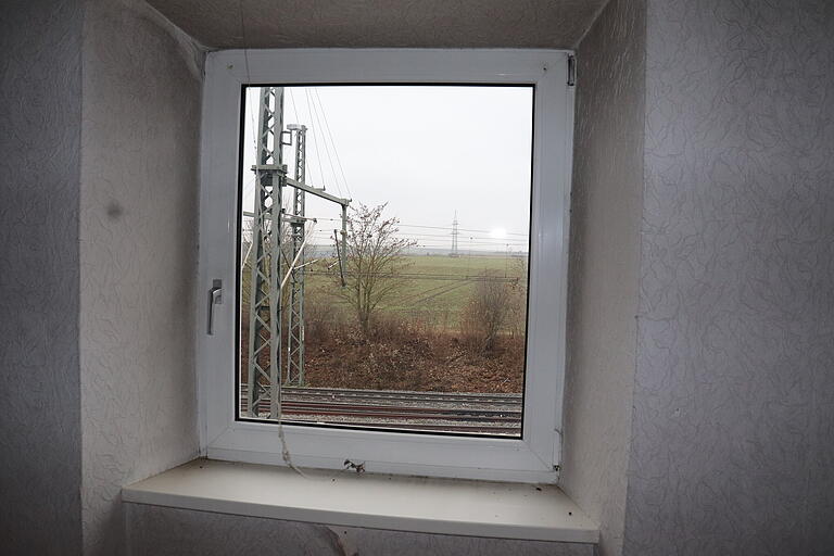 Aus allen Wohnungen blickt man auf die Bahngleise und weit in die Natur. Aus allen Wohnungen blickt man auf die Bahngleise und weit in die Natur.