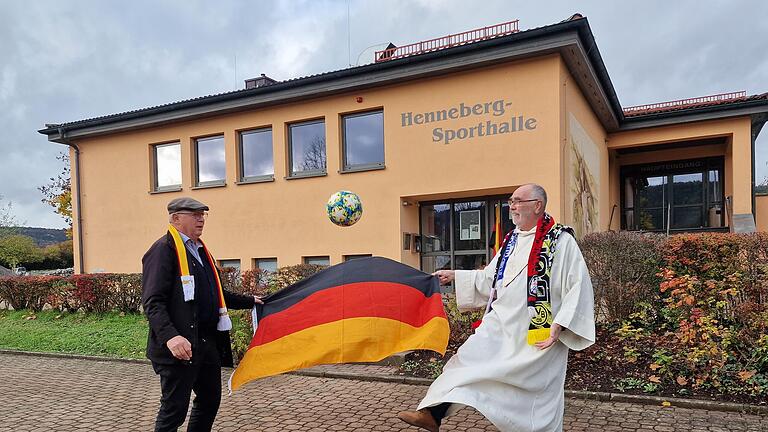 Rainer Ziegler, Pastoralreferent und Kurseelsorger aus Bad Bocklet (links) und Gottesdienstbeauftragter Walter Kuhn kicken schon mal probeweise.       -  Rainer Ziegler, Pastoralreferent und Kurseelsorger aus Bad Bocklet (links) und Gottesdienstbeauftragter Walter Kuhn kicken schon mal probeweise.