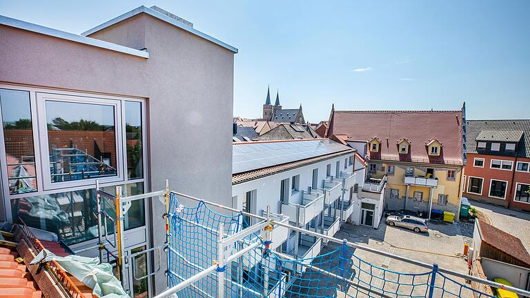 Ein Blick, der die Herausforderungen und Chancen der Sanierung auf einen Blick zeigt. Links im Bild ist der einstige Bettentrakt des Hotelbetriebs zu sehen, in dem Apartment-Wohnungen entstehen. Hinten in der Mitte ist die Rückseite des denkmalgeschützten früheren Gasthofs zu sehen. Ein Blick, der die Herausforderungen und Chancen der Sanierung auf einen Blick zeigt. Links im Bild ist der einstige Bettentrakt des Hotelbetriebs zu sehen, in dem Apartment-Wohnungen entstehen. Hinten in der Mitte ist die Rückseite des denkmalgeschützten früheren Gasthofs zu sehen.