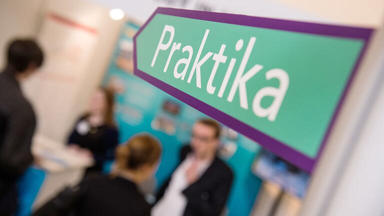 Ein Schild auf einer Messe: «Praktika».jpeg       -  Der Mindestlohn hat auch dafür gesorgt, dass Praktikanten besser verdienen.