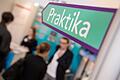 Ein Schild auf einer Messe: «Praktika».jpeg       -  Der Mindestlohn hat auch dafür gesorgt, dass Praktikanten besser verdienen.