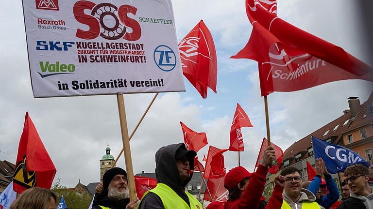 Die IG Metall Schweinfurt macht seit Monaten auf die heikle Situation für die Industriearbeit in der Region aufmerksam. Am 18. April waren über 5000 Beschäftigte aus verschiedenen Betrieben in Unterfranken zu einer Kundgebung der IG Metall auf den Marktplatz nach Schweinfurt gekommen.