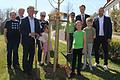Im Bild: Christine Unsleber, stellv. Kreisvorsitzender Michael Geck, Kreisvorsitzender Frank Bauer, Ortsvorsitzende Christine Oßwald, Mia, Waltraud Klopf, Melina, Landrat Florian Töpper, Jonas, Bürgermeister Stefan Rottmann.