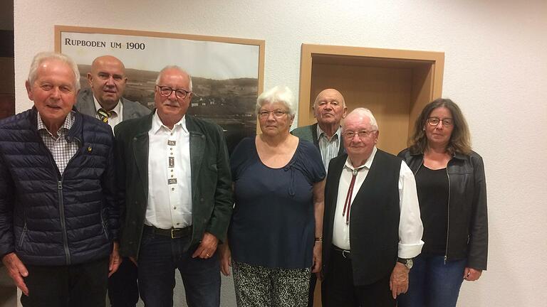 Die letzten Ehrungen beim Gesangverein Rupboden: Der Verein wird sich auflösen. Das Bild zeigt (von links): Reinhold Hänlein, Michael Neigert, Roland Fischer, Irma Bohn, Walter Oster, Adam Reusch und Sabine Schiffler.       -  Die letzten Ehrungen beim Gesangverein Rupboden: Der Verein wird sich auflösen. Das Bild zeigt (von links): Reinhold Hänlein, Michael Neigert, Roland Fischer, Irma Bohn, Walter Oster, Adam Reusch und Sabine Schiffler.