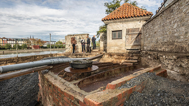 Das Gartenamt hat Teile des barocken Hafenareals im Maingärtchen entdeckt. Dr. Helge Bert Grob, Amtsleiter vom Gartenamt der Stadt Würzburg und Martin Wortmann, Archäologe geben Informationen an die Pressevertreter zum Fund am Mittwoch 20.10.21 in Würzburg.