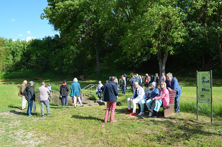 Relaxen an der neuen Kneipp-Anlage am Bastelberg. Manche nutzten sogar das kalte Wasser.