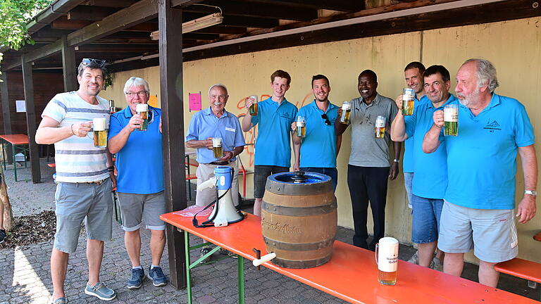 Nach erfolgreichem Bieranstich zur Eröffnung des Hexenbruchfestes von links: Bürgermeister Alexander Knahn, Bürgermeisterstellvertreter Bernhard Hupp, Wilhelm Fuchs, Luca Albrecht, Maurizio Thiele, Pfarrer Paul Masulo, Matthias Dotzler, Marc Behl und Michael Schultes.