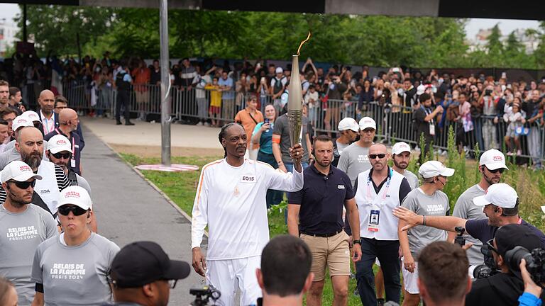 Paris 2024 - Fackellauf       -  Rap-Legende Snoop Dogg ist einer der letzten Promis beim olympischen Fackellauf.