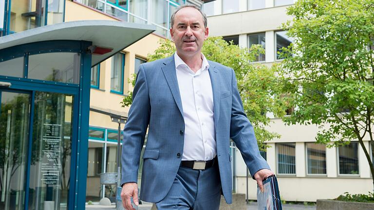 Hubert Aiwanger bringt bei seinem Besuch am 19. September in Bad Kissingen einen lange ersehnten Förderbescheid mit. Das Bild zeigt ihn vor dem Landratsamt Rhön-Grabfeld im Juli 2024.&nbsp; &nbsp; &nbsp; &nbsp;