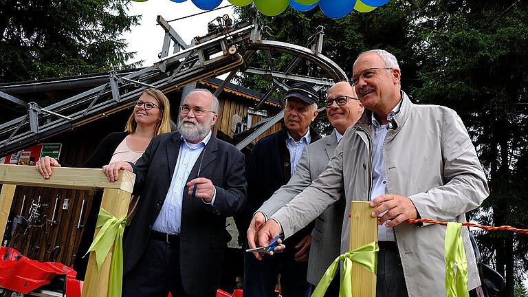 Komplett neu gestaltet ist der Rhönbob auf der Wasserkuppe, die Allwetter-Rodelbahn auf Schienen. Am Freitag erfolgte die Premierenfahrt. Mit dabei (v. links) Susanne Möller (Geschäftsführerin Wiegand Erlebnisberge), Harald Schäfer (Gemeinde Gersfeld), Hubert Hocke (Gemeinde Ehrenberg), Hendrik Wiegand (Josef Wiegand GmbH und Co KG) sowie Manfred Helfrich (Bürgermeister Poppenhausen/Rhön).