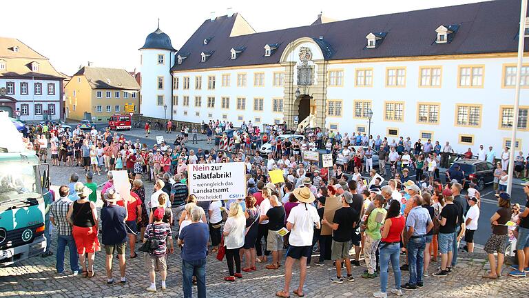 Kundgebung in Wiesentheid: Bis zu 500 Bürger protestierten dort gegen die Pläne eines niederländischen Agrarunternehmens, eine große Salatzucht am Ortsrand der Gemeinde zu bauen.