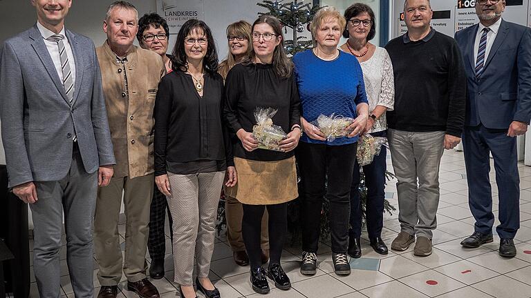 Das Ehrungsbild der Geomed-Kreisklinik: (von links, vorne) Landrat Florian Töpper, Betriebsratsvorsitzender Hartmut Gollas, Ingrid Auer, Petra Friedrich, Margit Göllner, Mechthild Friedrich, Chefarzt Dr. Dietrich (Ärztlicher Direktor), Geschäftsführer Wolfgang Schirmer; hinten: Andrea Markert, Walburg Ludwig. Es fehlen: Doris Wahler, Gabriele Düttmann, Dr. Ludwig Gröber, Josefine Schmelzer.