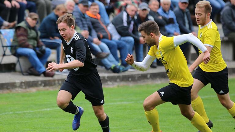 Immer im Vorwärtsgang: Jakob Fischer (links) vom FC 06 Bad Kissingen. Foto: Sebastian Schmitt       -  Immer im Vorwärtsgang: Jakob Fischer (links) vom FC 06 Bad Kissingen. Foto: Sebastian Schmitt