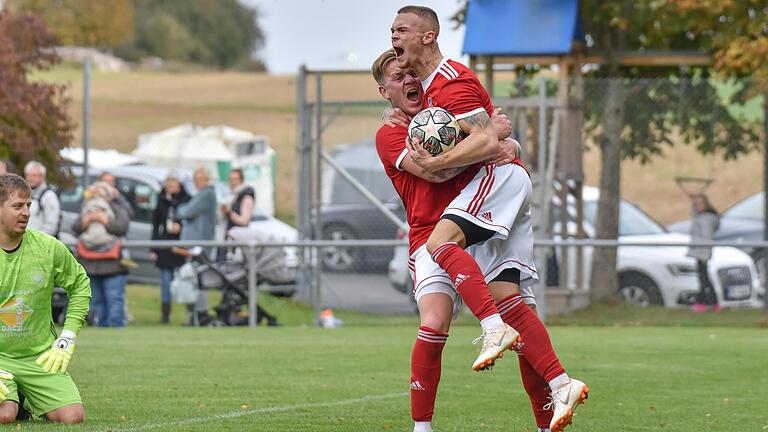 Adrian Hatcher (rechts) freut sich über seinen Ausgleichstreffern beim Topspiel in Altbessingen und wird von Kollege Leon Heppt geherzt.&nbsp;