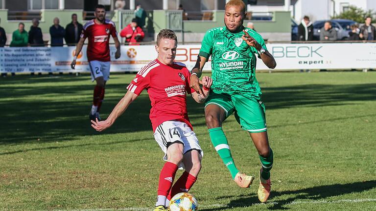 Heidingsfelds Osakpolor Iyore (rechts) im Zweikampf mit Christian Unger vom SC Schwarzach. Das Kreisliga-Spitzenspiel verloren die Heidingsfelder mit 2:4.