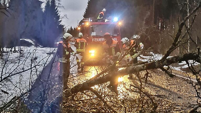 Auch nachts unterwegs: Hier die Einsatzkräfte aus Fladungen in der Nacht von Freitag auf Samstag auf der Hochrhönstraße. Dort war ein Baum auf die Fahrbahn gestürzt.