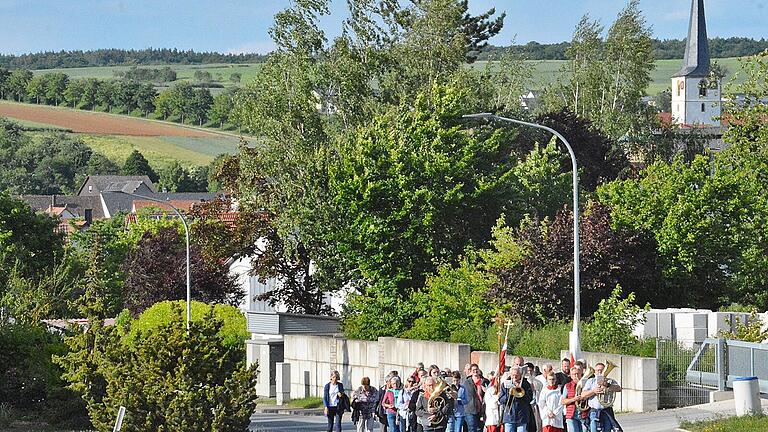 Kirchliche Bräuche werden in Wülfershausen, Saal und Eichenhausen hoch gehalten. Dazu gehört die Hagelprozession, die es seit genau 370 Jahren gibt. Durch die Fluren geht es sternförmig von den jeweiligen Pfarrgemeinden zum Imkerkreuz bei Wülfershausen