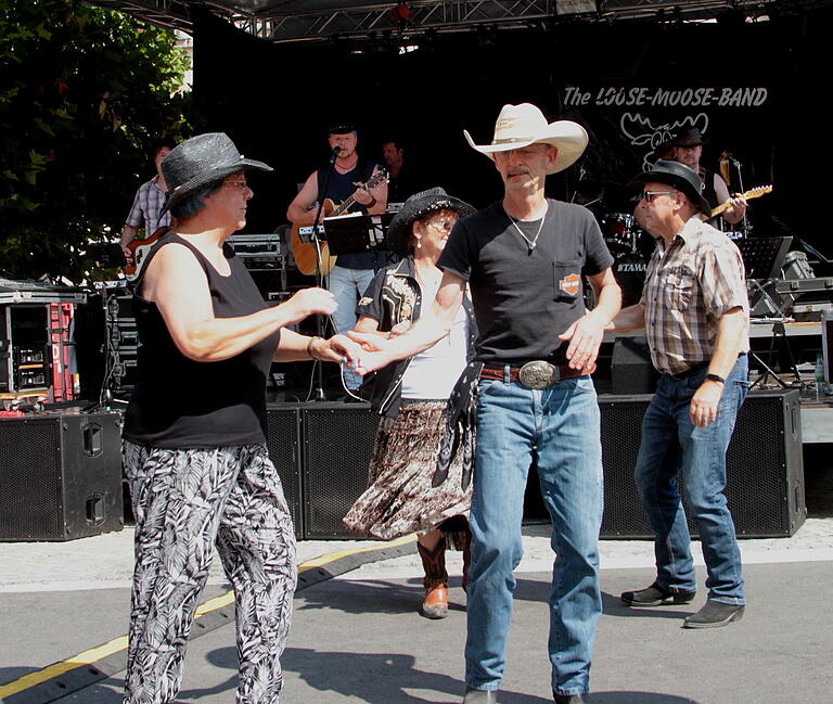 Country-Musik und Linedance mit der Band 'The Loose Moose', den losgelassenen Elchen. Country-Musik und Linedance mit der Band 'The Loose Moose', den losgelassenen Elchen.