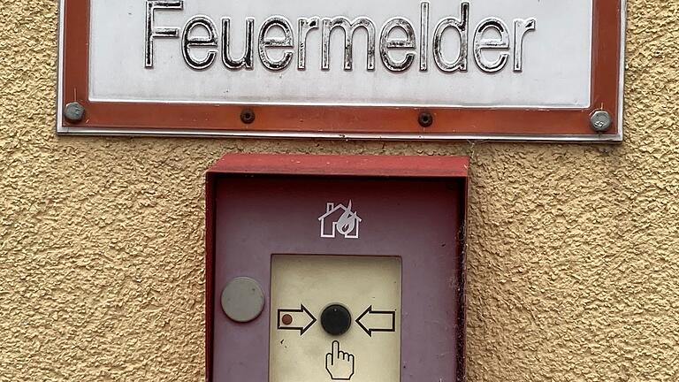 Am Feuerwehrhaus in Hörblach ist der Meldeknopf in einem guten Zustand.