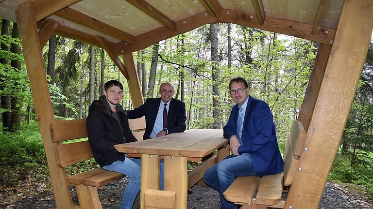 Die neue Sitzgruppe ist im Wald zwischen Altenstein und Lichtenstein. Von links: Geschäftsführer des Naturparks Haßberge Lukas Bandorf, Landrat Wilhelm Schneider und Bürgermeister Wolfram Thein.