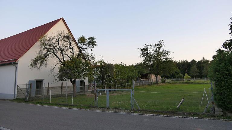 Auf dem Grundstück in der Fatschenbrunner Rieneckstraße, das derzeit noch als Pferdekoppel genutzt wird, soll ein 22 Quadratmeter großes Tiny-House entstehen..