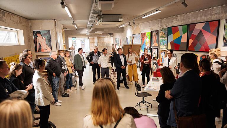 Vertreterinnen und Vertreter aus 60 Partnerkommunen waren beim Netzwerktreffen zum Bundes-Förderprogramm 'Zukunftsfähige Innenstädte und Zentren' in Schweinfurt vertreten. Sie besichtigten das StudyFAB und die KunstFABrik (Foto), zwei bereits umgesetzte Teilprojekte des Förderprojekts 'Schweinfurt FABulous'.