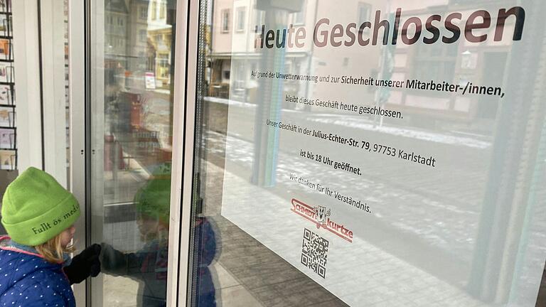 Aufgrund der Unwetterwarnung blieben am Mittwoch viele Geschäfte unter anderem in Karlstadt, etwa die Filiale von Schmidt & Kurtze in der Hauptstraße, geschlossen. Aufgrund der Unwetterwarnung blieben am Mittwoch viele Geschäfte unter anderem in Karlstadt, etwa die Filiale von Schmidt & Kurtze in der Hauptstraße, geschlossen.