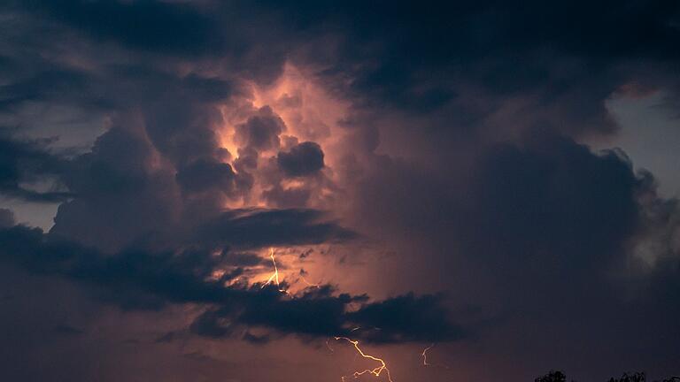 Gewitter.jpeg       -  Der Deutsche Wetterdienst rechnet am Donnerstag mit Gewittern in Bayern.