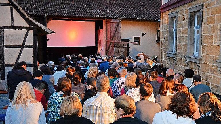 „Ganz großes FreiLandKino“ wird vom 26. bis 28. Juli in der Hofstelle aus Rügheim des Fränkischen Freilandmuseums Fladungen gezeigt.       -  „Ganz großes FreiLandKino“ wird vom 26. bis 28. Juli in der Hofstelle aus Rügheim des Fränkischen Freilandmuseums Fladungen gezeigt.