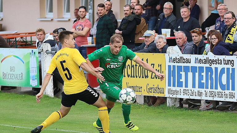 Sands Sebastian Wagner (rechts) zieht hier am Hofer Yannick Schuberth vorbei. Der Offensivakteur nagelte zehn Minuten vor Schluss einen Freistoß zum 2:1-Siegtreffer ins Netz.