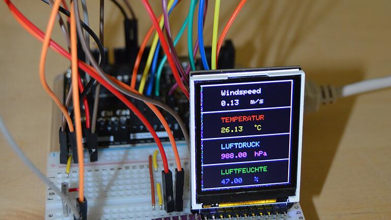 Die gelieferten Werte vom Sensor und dem Windrad werden über den das Entwicklerboard Arduino eingelesen und über das TFT-Display angezeigt.