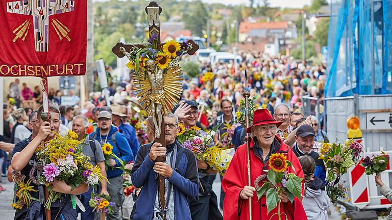 Die Ochsenfurter Kreuzbergwallfahrer kehren zurück. In der Stadt werden sie wie immer von Freunden und Verwandten mit Blumen empfangen.