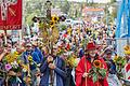 Die Ochsenfurter Kreuzbergwallfahrer kehren zurück. In der Stadt werden sie wie immer von Freunden und Verwandten mit Blumen empfangen.