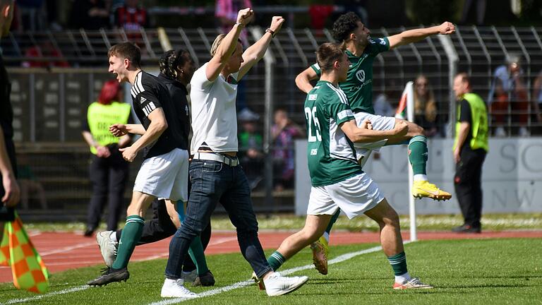 Doch noch ein 2:2 gegen Aubstadt erzwungen. Ob der FC 05 Schweinfurt auch in der kommenden Spielzeit ausreichend Grund zum Jubeln findet, bleibt abzuwarten. Sicher mit dabei ist Jugendspieler Elias Wehner (rechts vorne).