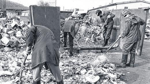 Erfolglose Suche: Im Großstadtmüll wurde im Februar 1983 intensiv nach dem Zettel gesucht, den der Täter seinen Opfern mitsamt den vergifteten Getränken geschrieben hatte. Das Papier hätte vielleicht zur Aufklärung beitragen können. Doch alle Anstrengungen waren umsonst.GEORG HEUßNER