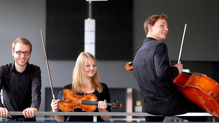 Pianist Jonas Gleim, Geigerin Anna Wiedemann und Cellist Jaromir Kostka gastieren als Trio Condimento in Brückenau.  Foto: Johanna Haege       -  Pianist Jonas Gleim, Geigerin Anna Wiedemann und Cellist Jaromir Kostka gastieren als Trio Condimento in Brückenau.  Foto: Johanna Haege