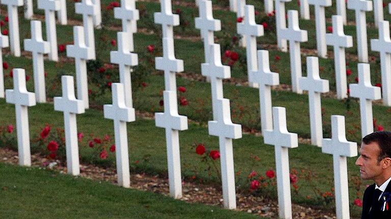 TOPSHOT-FRANCE-WWI-CENTENARY-POLITICS-HISTORY       -  Der französische Präsident Emmanuel Macron besuchte in dieser Woche zur Erinnerung an das Ende des Ersten Weltkriegs auch einen Soldatenfriedhof in Verdun.