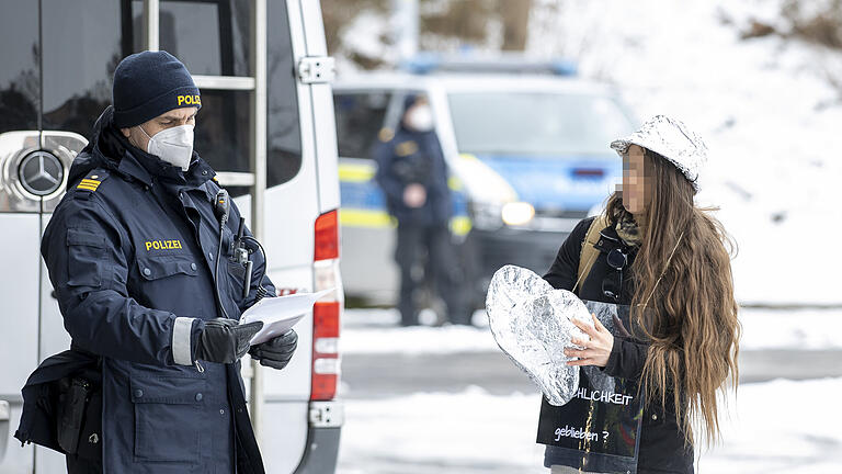 Bei Kontrollen – wie hier bei der Demo der Initiative 'Eltern stehen auf' in Würzburg – kontrollieren Polizeibeamte, warum sich Teilnehmer nicht an die Maskenpflicht halten.