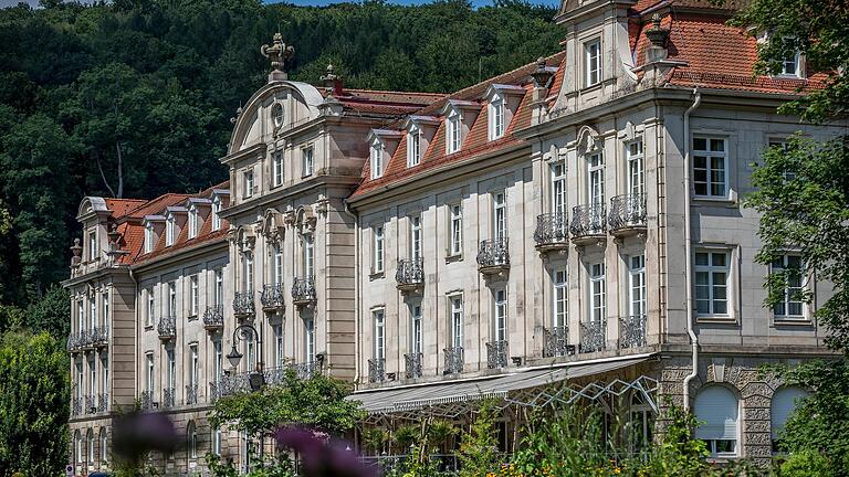 Die Wanderung beginnt im Bad Brückenauer Stadtteil Staatsbad Bad Brückenau am Elisabethenhof und führt zunächst durch den Schlosspark (im Bild).