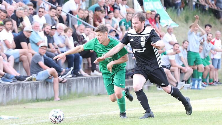 Fußball wurde auch gespielt: Hier vom Nordheimer Peter Straßberger (rechts) und dem Unterspiesheimer Thomas Sternecker. Fußball wurde auch gespielt: Hier vom Nordheimer Peter Straßberger (rechts) und dem Unterspiesheimer Thomas Sternecker.