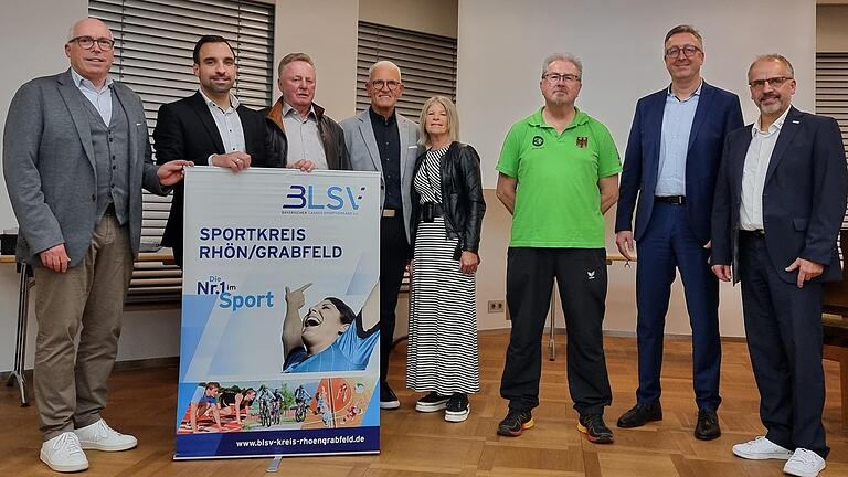 Bruno Altrichter (Vierter von links) wurde mit der BLSV-Verdienstplakette ausgezeichnet, Erwin Joachimsthaler (Dritter von rechts) für seine Erfolge als Co-Bundestrainer im Minigolf. Das Bild zeigt von links: Georg Straub (Sparkasse), Michael Werner (Bürgermeister von Bad Neustadt), Karl Katzenberger (BLSV-Ehrenkreisvorsitzender), Bruno Altrichter mit Gattin Sonja, Erwin Joachimsthaler, Markus Merz (VR-Bank) und Klaus Greier (BLSV-Kreis- und Bezirksvorsitzender).