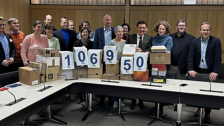 Im vergangenen Spätherbst überreichte eine Elterninitiative rund 107.000 Unterschriften für die Wiedereinführung des 'G9' an den Landtagsvizepräsidenten Wolfgang Reinhart (Vierter von rechts) im Beisein von Vertreterinnen und Vertreter verschiedener Landtagsfraktionen.