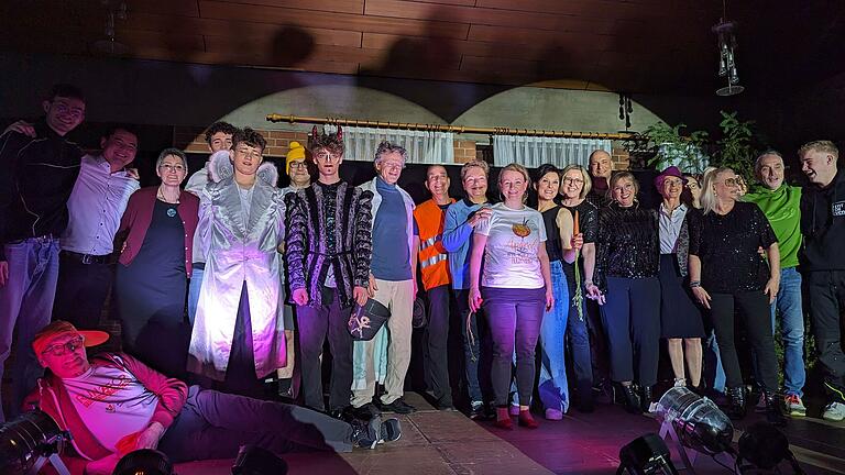 Die Theatergruppe im Dürrbachtal präsentierte das neueste Bühnenstück von Johannes Jung (Mitte, mit weißem Mantel) mit viel Humor und fränkischem Witz.