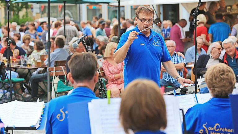 Wieder dabei bei den Hamulissimo Konzerten am Viehmarkt: Das SaxOrchester der Bayerischen Musikakademie Hammelburg unter der Leitung von Kuno Holzheimer - Wieder dabei bei den Hamulissimo Konzerten am Viehmarkt: Das SaxOrchester der Bayerischen Musikakademie Hammelburg unter der Leitung von Kuno Holzheimer Wieder dabei bei den Hamulissimo Konzerten am Viehmarkt: Das SaxOrchester der Bayerischen Musikakademie Hammelburg unter der Leitung von Kuno Holzheimer - Wieder dabei bei den Hamulissimo Konzerten am Viehmarkt: Das SaxOrchester der Bayerischen Musikakademie Hammelburg unter der Leitung von Kuno Holzheimer
